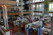 県内最大級、約50社のブースが出展。
