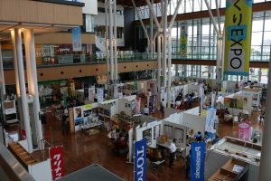 県内最大級、約50社のブースが出展。